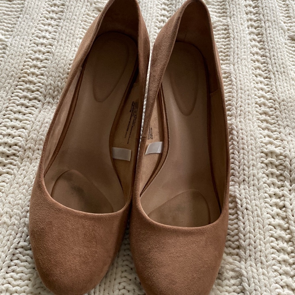 Tan Suede Size 8 women’s wedges